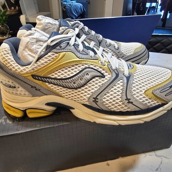 Saucony ProGrid Triumph 4 Fabricated Future S70831-2 Men's Size 10 NEW SNEAKERS - Picture 4 of 15